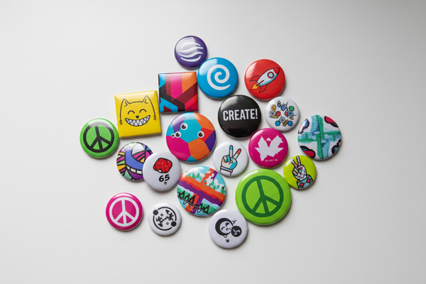 方形和圆形按钮徽章随意的摆放在白色桌面上